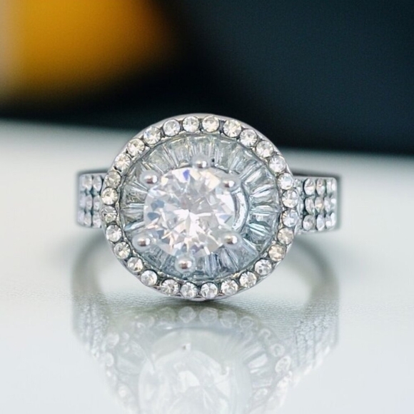 NWOT Rhinestone Round Crystal Ring Jewelry - Picture 3 of 7